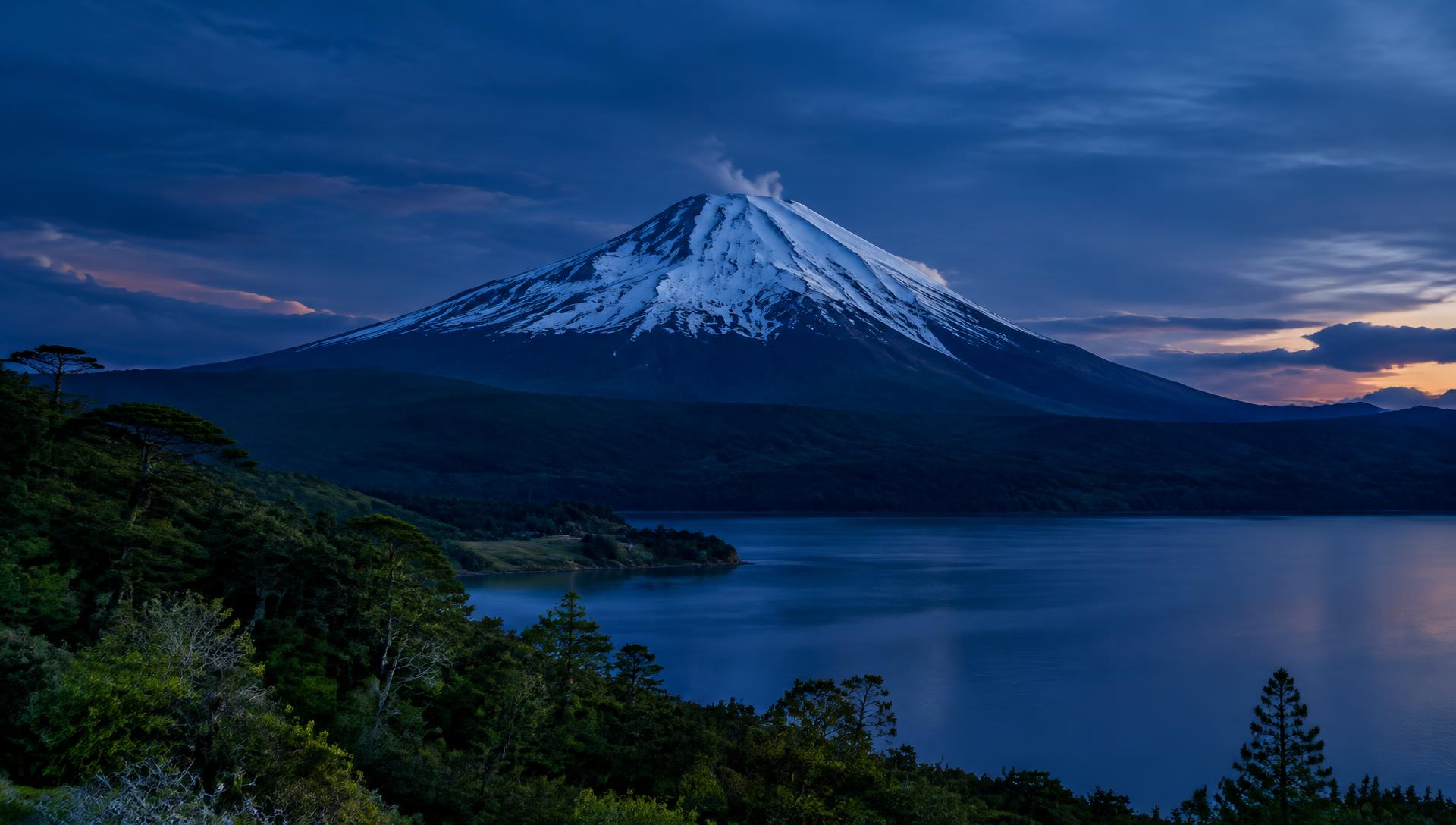 Volcán Villarrica nevado al atardecer